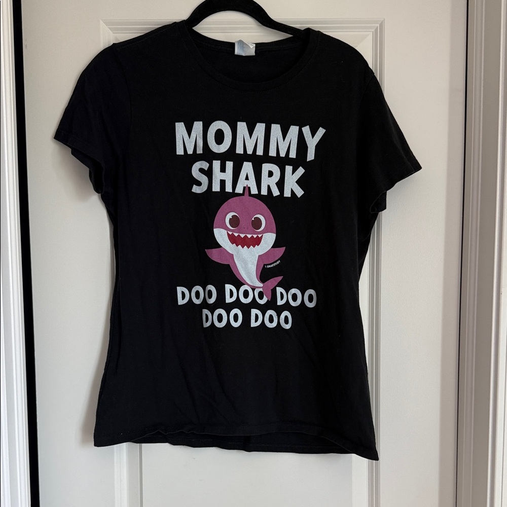Black Mommy Shark Women’s T-Shirt